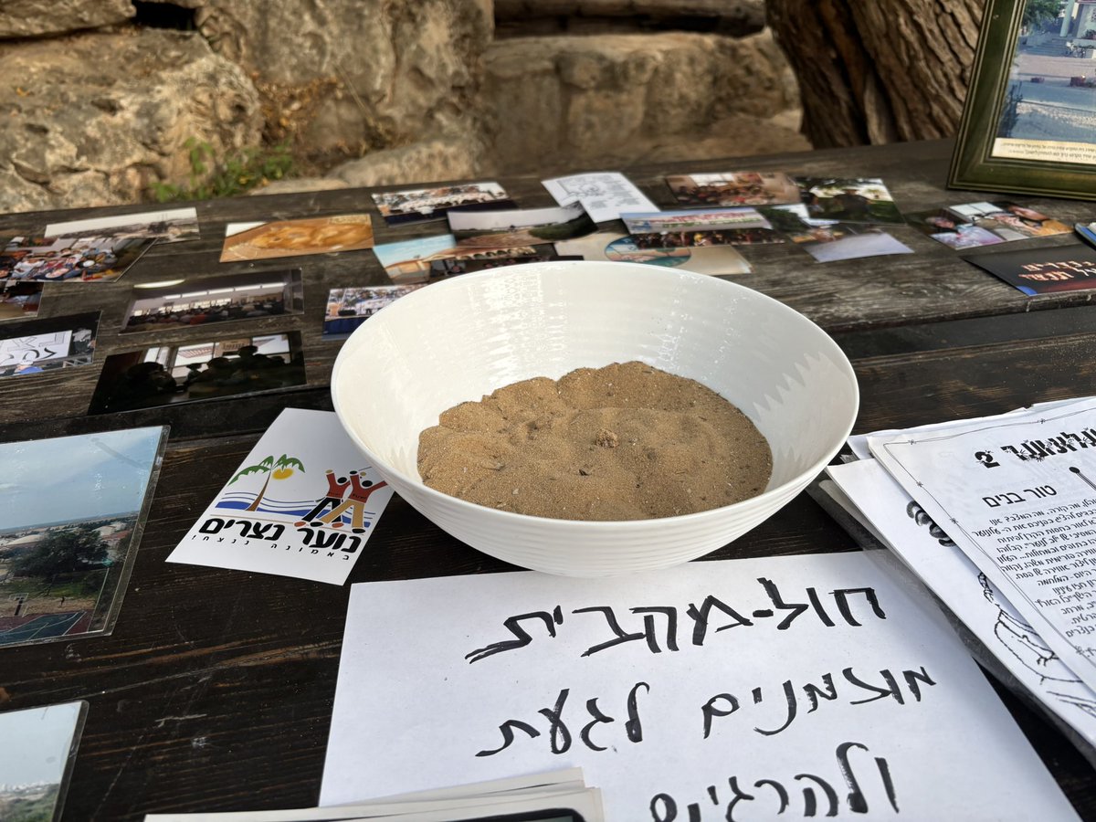 בדיוק 20 שנה אחרי הגירוש אנחנו נפגשים הילדים של נצרים לערב של זיכרון וגעגוע, אפילו חול מהבית ההוא יש פה