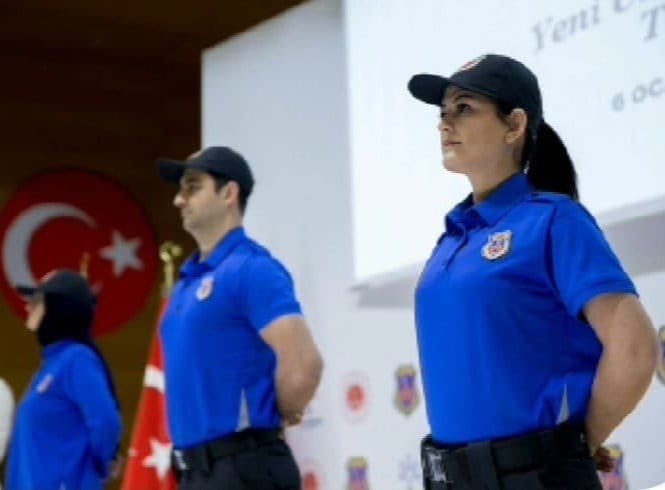 Bizler, adaletin en görünmeyen ama en ağır yükünü taşıyan bir büyük ailenin fertleriyiz. Görev yerimiz, şehirlerimiz, unvanlarımız farklı olabilir; fakat sorumluluğumuz ve emeğimiz ortaktır. Her gün, saat gözetmeden, zorlu şartlarda, yüksek stres altında görevimizi yapıyoruz.