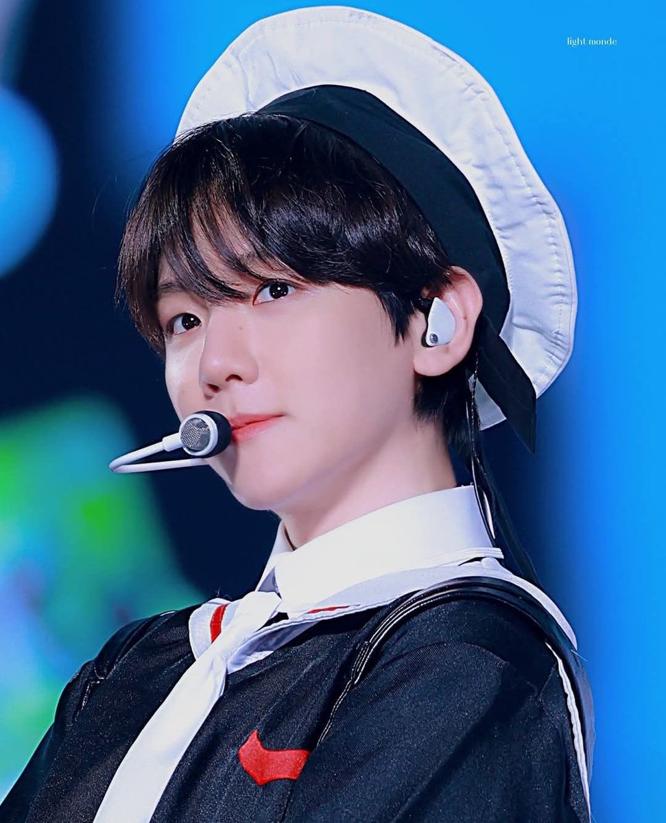 bbhluvd's tweet photo. anime                                         real life https://t.co/q8xUoVhIIq