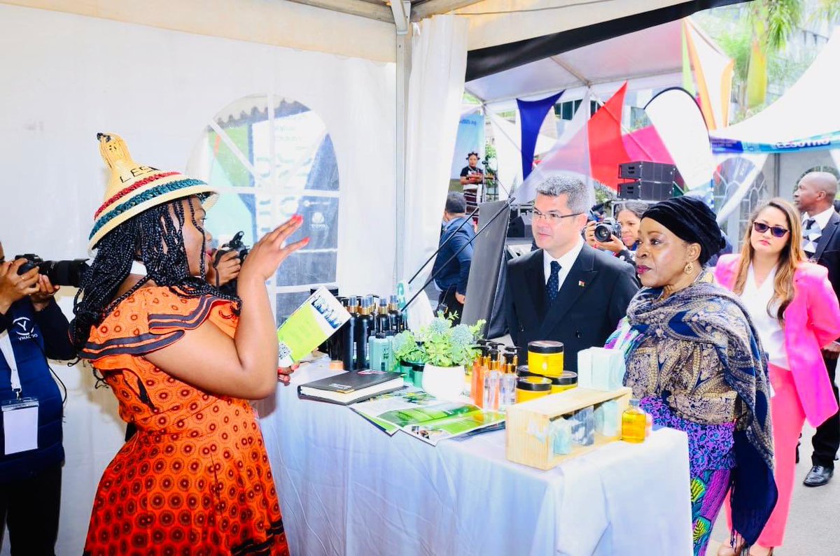 Sellwy1's tweet photo. π Antananarivo, Madagascar
A productive and insightful engagement with the Minister of Trade Madagascar.
Grateful for the valuable exchange. π±πΈπ€π²π¬
#TradeRelations #AfricanCollaboration #Lesotho #Madagascar #SIW2025 https://t.co/pBcMxJQGki