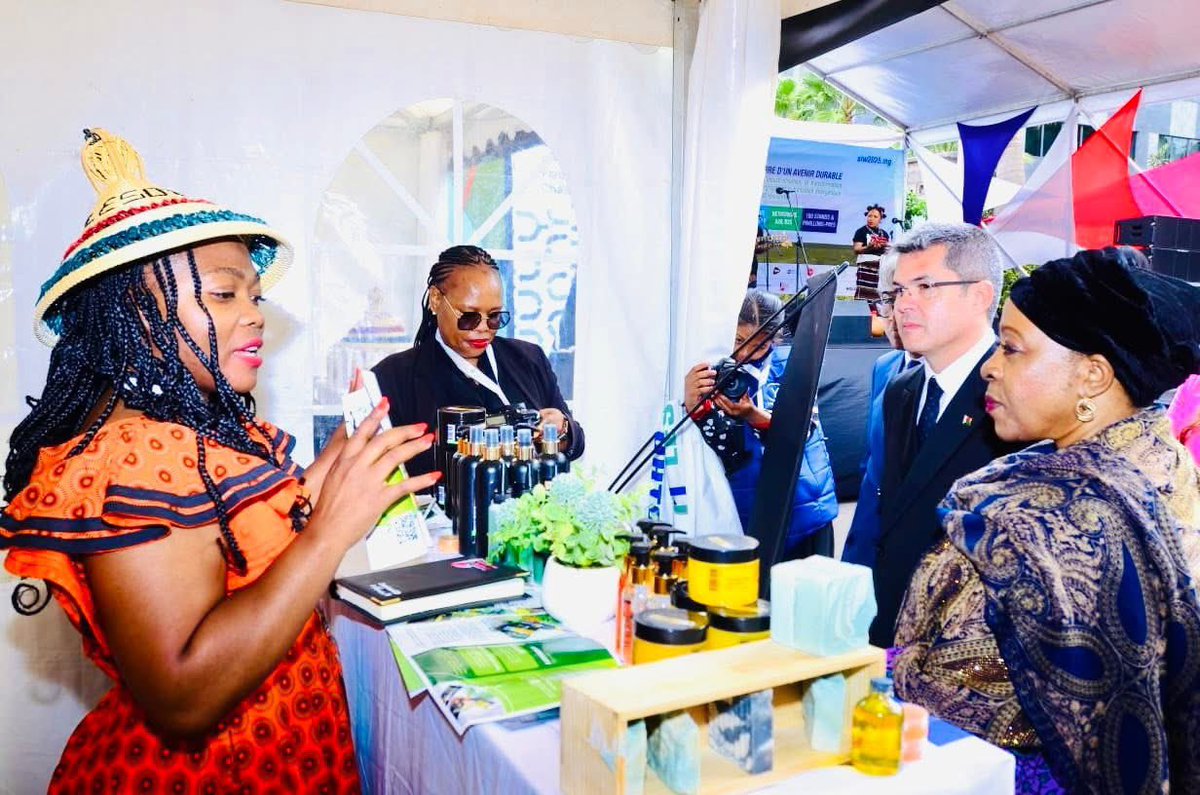 Sellwy1's tweet photo. π Antananarivo, Madagascar
A productive and insightful engagement with the Minister of Trade Madagascar.
Grateful for the valuable exchange. π±πΈπ€π²π¬
#TradeRelations #AfricanCollaboration #Lesotho #Madagascar #SIW2025 https://t.co/pBcMxJQGki