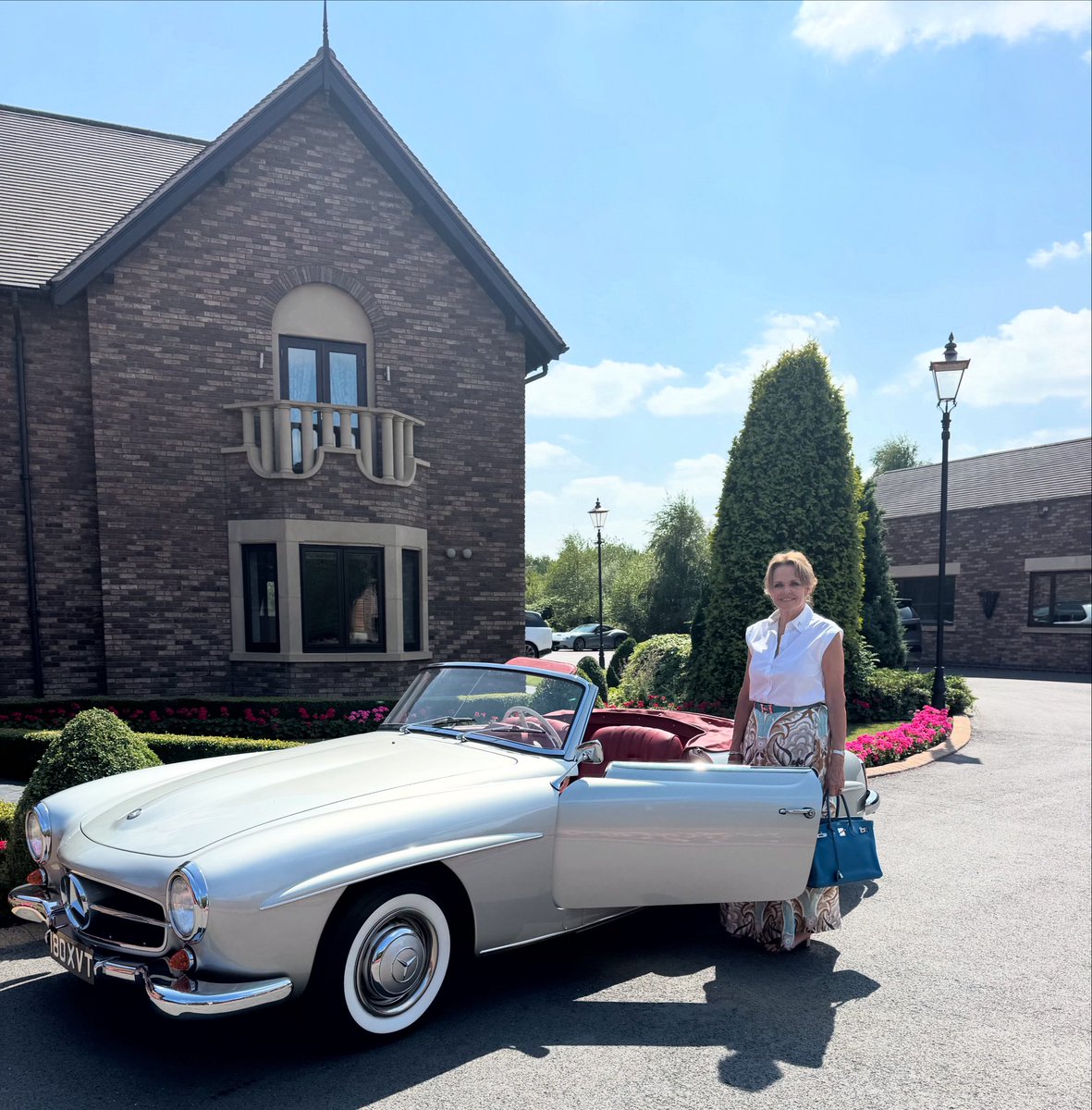 tomhartleycars's tweet image. Guys this photo is my definition of elegance 1959 Mercedes-Benz 190 SL born the same yr as you know who 🥰 

#pph
#elegantlady
#elegantmercedes
