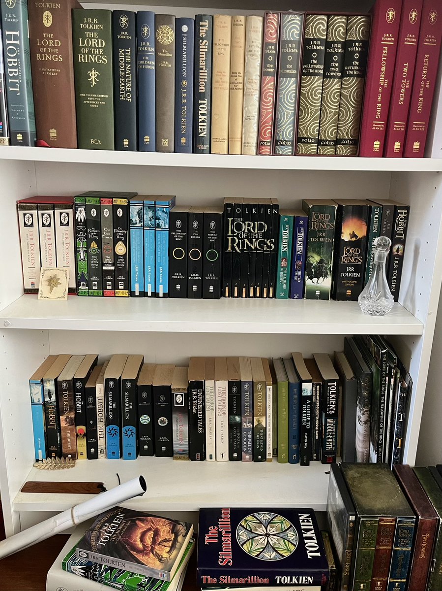 fellowshipsring's tweet photo. update on the tolkien shelf which is now full (!!!) and really needs reorganising https://t.co/M1ndwe8dpU
