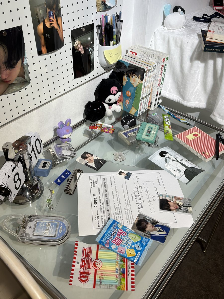 taeeun0810's tweet photo. 📍青春如花 : 청춘여화 (카페 클로버)
#여름의끝자락에서

대기도 길고 사람도 엄청 많았는데 기다리길 잘 했다는 생각이 들어요 컵이랑 특전도 너무 이쁘고 인테리어도ㅠㅠ 미니 칠판에 “반장 생일 축하해”,교복 <<< 쌉GOAT 특히 교복 걸려있는거 보고 진짜 감탄했어요💗 https://t.co/WnTQcxzNiD