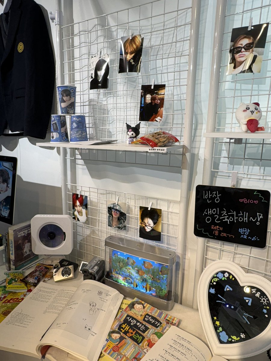 taeeun0810's tweet photo. 📍青春如花 : 청춘여화 (카페 클로버)
#여름의끝자락에서

대기도 길고 사람도 엄청 많았는데 기다리길 잘 했다는 생각이 들어요 컵이랑 특전도 너무 이쁘고 인테리어도ㅠㅠ 미니 칠판에 “반장 생일 축하해”,교복 <<< 쌉GOAT 특히 교복 걸려있는거 보고 진짜 감탄했어요💗 https://t.co/WnTQcxzNiD