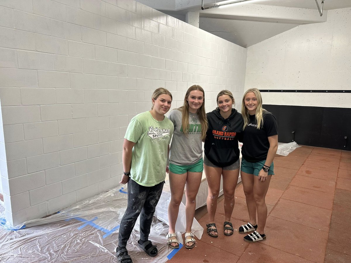 Shout out to these awesome GRG Hockey players for taking time away from their busy summer schedules to paint the new Pavilion Locker Rooms! 🧡💚