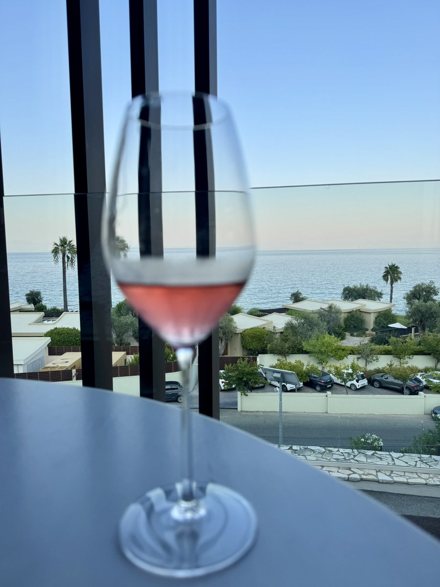 Вечерне-ресторанные зарисовки. Рестик очень крутой, фотоотчет скоро будет, а пока аперитив