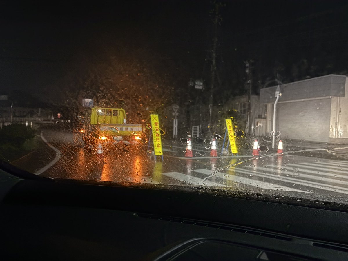 なかなか面白い展開になってきたな。

九州自動車道熊本方面全面通行止めからの下道も封鎖始まっとる。