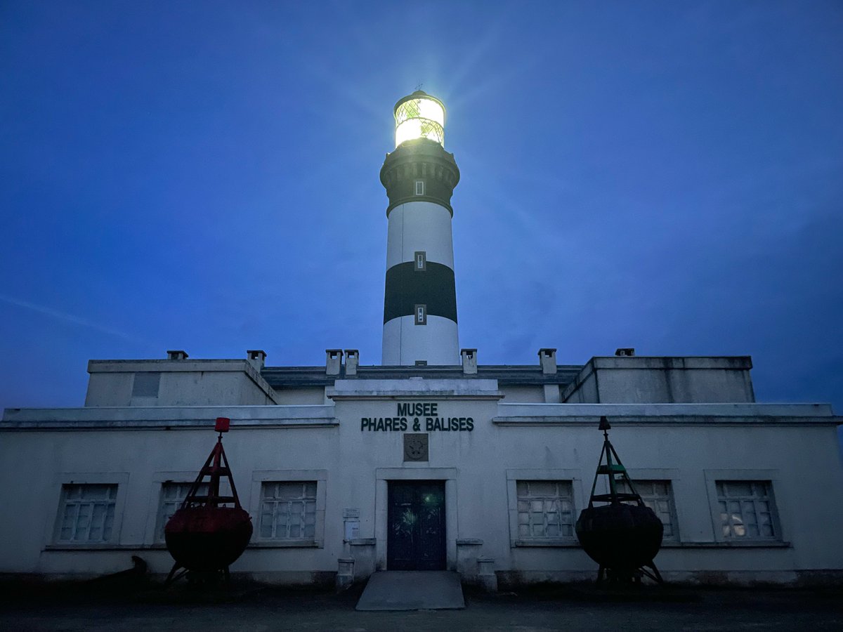 Je partage ici ce texte de Jean-Pierre Gestin, fondateur du musée des Phares &amp; Balises d'Ouessant, sur l'importance de la lumière (toujours menacée) du phare du Créac'h👇

Pour l'avoir croisé, j'en profite pour saluer l'immense  travail qu'il a mené sur le patrimoine des phares🙏