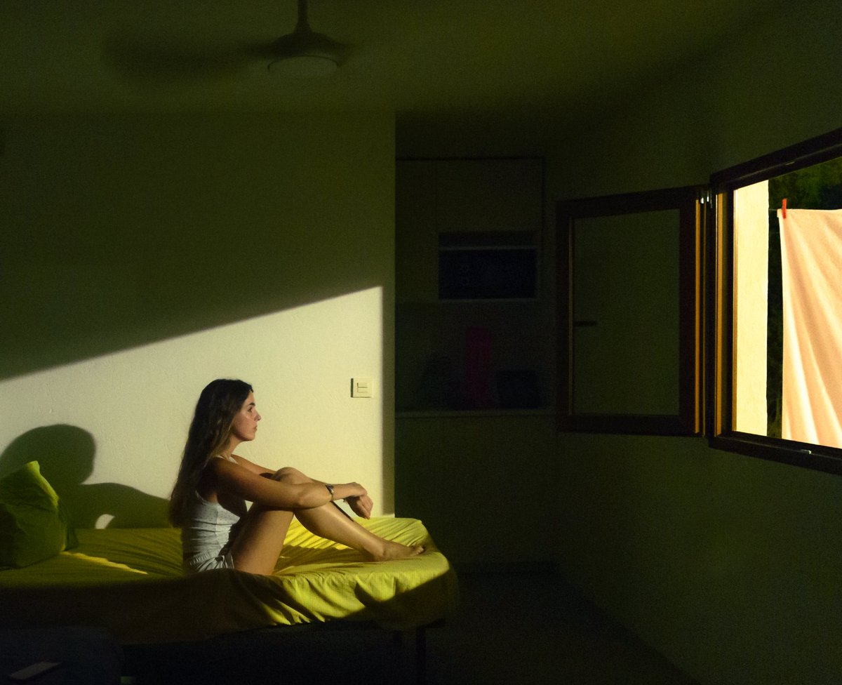 Muchas de mis fotografías remiten a cuadros de Edward Hopper, la mayor parte de las veces involuntariamente, pero ésta es un homenaje, una recreación de un famoso cuadro suyo titulado “Morning sun”. La modelo es mi sobrina Alejandra,  y el escenario lo localizó mi hija Carlota,