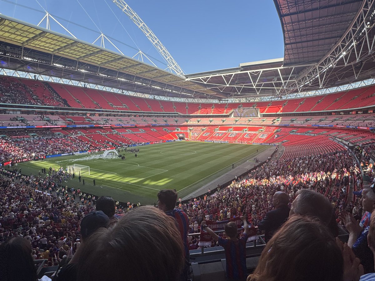 A new game - spot the Liverpool fan!! Eagles! 🏆🏆