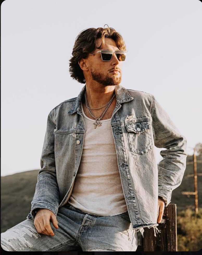 Bailey Zimmerman a publié son deuxième album, Different Night Same Rodeo, le 8 août 2025, après l’avoir retardé pour des raisons personnelles. L’album comprend des collaborations avec Luke Combs, Diplo et The Kid LAROI.