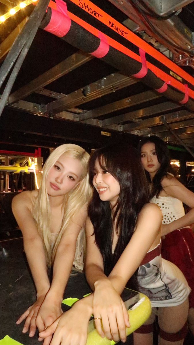 eleven_digits's tweet photo. Chaennie + Chaesoo 🥰✨
ROSÉ IG Story Update https://t.co/HXVswKHeEy