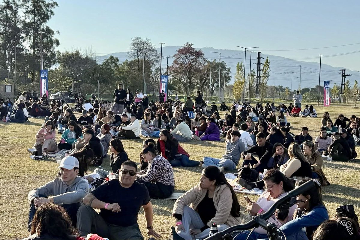 En el Parque Cultural de Lules, la intendente Marta Albarracín compartió una mateada única con la juventud luleña.
Escuchó sueños, miedos y proyectos; anunció nuevas carreras en el Campus Universitario y disfrutó de música en vivo. Impacto positivo! #jaldo