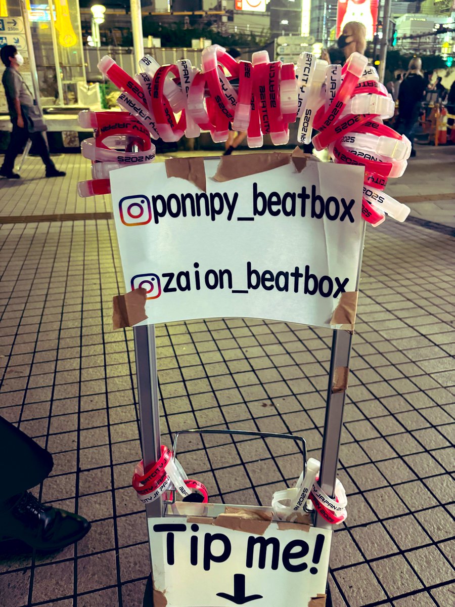 BeatBoxPONNPY's tweet photo. BEATCITY JAPANお疲れさまでした！

イベント終わりに新宿で路上ライブしたら
僕のキャリーカートが会場で配られたケミカルライトだらけになっておみくじ掛けみたいになりました！🤣

見に来てくれた方々本当にありがとうございました！✨️ https://t.co/MzQuhj6edZ