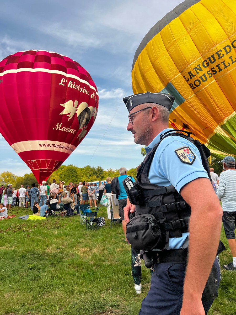Gendarmerie's tweet image. #ÀVosCôtés 🤝 Présents tout au long du 51e Championnat de France de Montgolfières à #Péronne, les #militaires de la @Gendarmerie_080 ont assuré la sécurité des visiteurs, des participants et des riverains 😊
