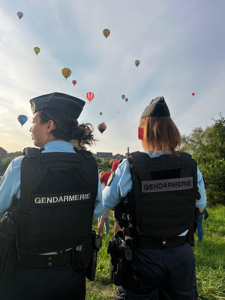 Gendarmerie's tweet image. #ÀVosCôtés 🤝 Présents tout au long du 51e Championnat de France de Montgolfières à #Péronne, les #militaires de la @Gendarmerie_080 ont assuré la sécurité des visiteurs, des participants et des riverains 😊
