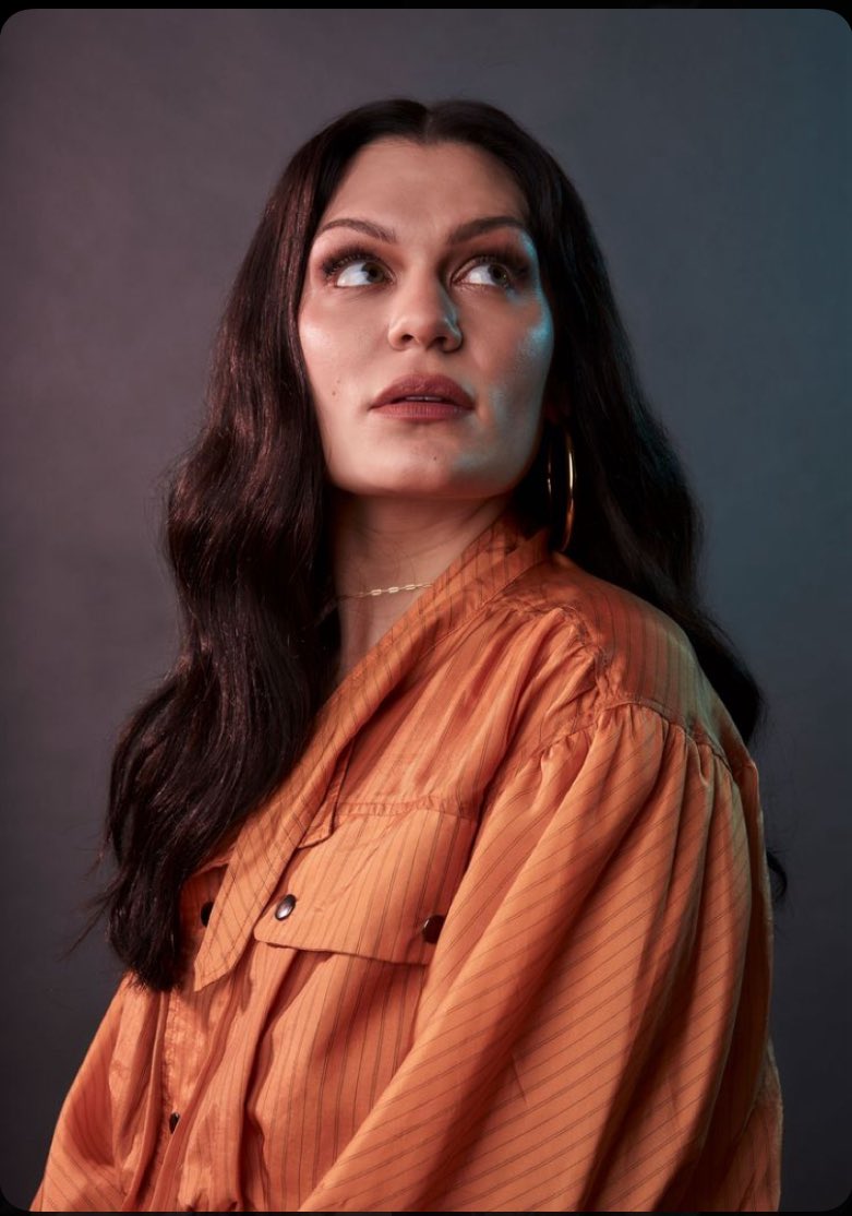 Jessie J, toujours en convalescence suite à un cancer du sein, annonce qu’elle devra subir une nouvelle opération, tout en continuant à préparer la sortie de son nouvel album prévue le 29 août 2025.