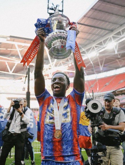 CFC_Janty's tweet image. Nketiah left Arsenal and now he can’t stop winning trophies 😭😭