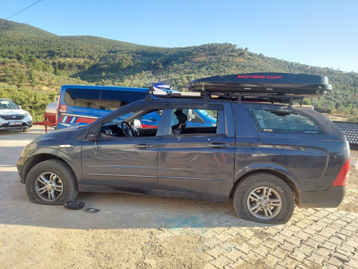 Oktay Yıldırım'ın arabasına ve kendisine yapılan bu saldırı ile alakalı öfkeliyim. Yoldayım Oktay Yıldırım'ın köyüne gidiyorum. Buradan Balıkesir Burhaniye İlçe Jandarma Komutanlığı'na sesleniyorum, terörle mücadele Gazisi Oktay Yıldırım'a biz gelene kadar sahip çıkın. Kendisi