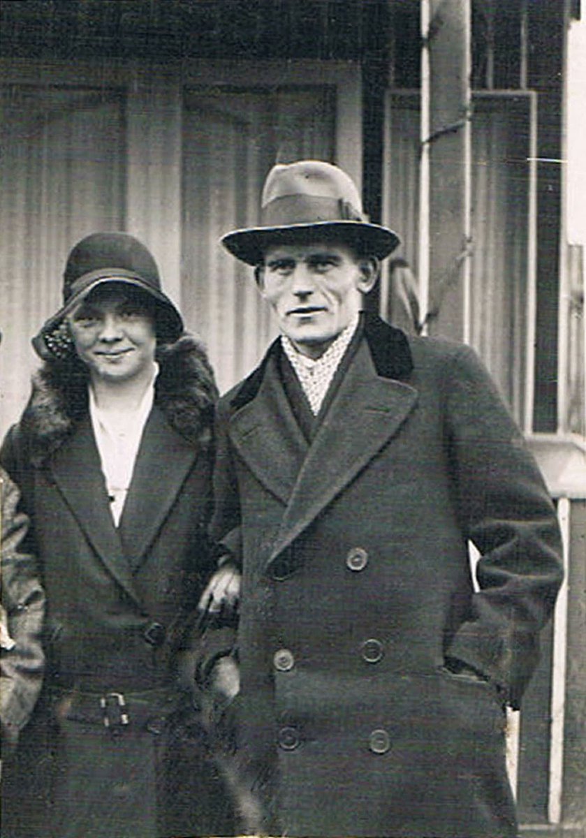 Viele von uns belächeln die Zeugen Jehovas, wenn sie heute an der Straßenecke oder im Bahnhof stehen und den „Wachturm“ hochhalten. Was man dabei leicht vergißt: Viele Zeugen Jehovas sind im Dritten Reich für ihren Glauben gestorben.

Klara Stoffels, ihr Mann Fritz und ihre