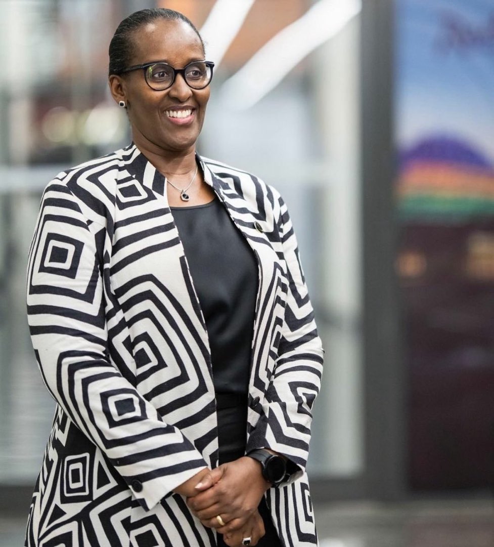 Nesta1700's tweet photo. Iyi taliki niyumugisha kubanya Rwanda twese kuko nibwo Imana yahaye impano ihebuje  u Rwanda. mubyeyi wacu #FirstLadyRwanda tubifurije isabukuru nziza dufite u Rwanda kuba tubafite mubyeyi mwiza 💙💛💚 https://t.co/4J9xySyx8K