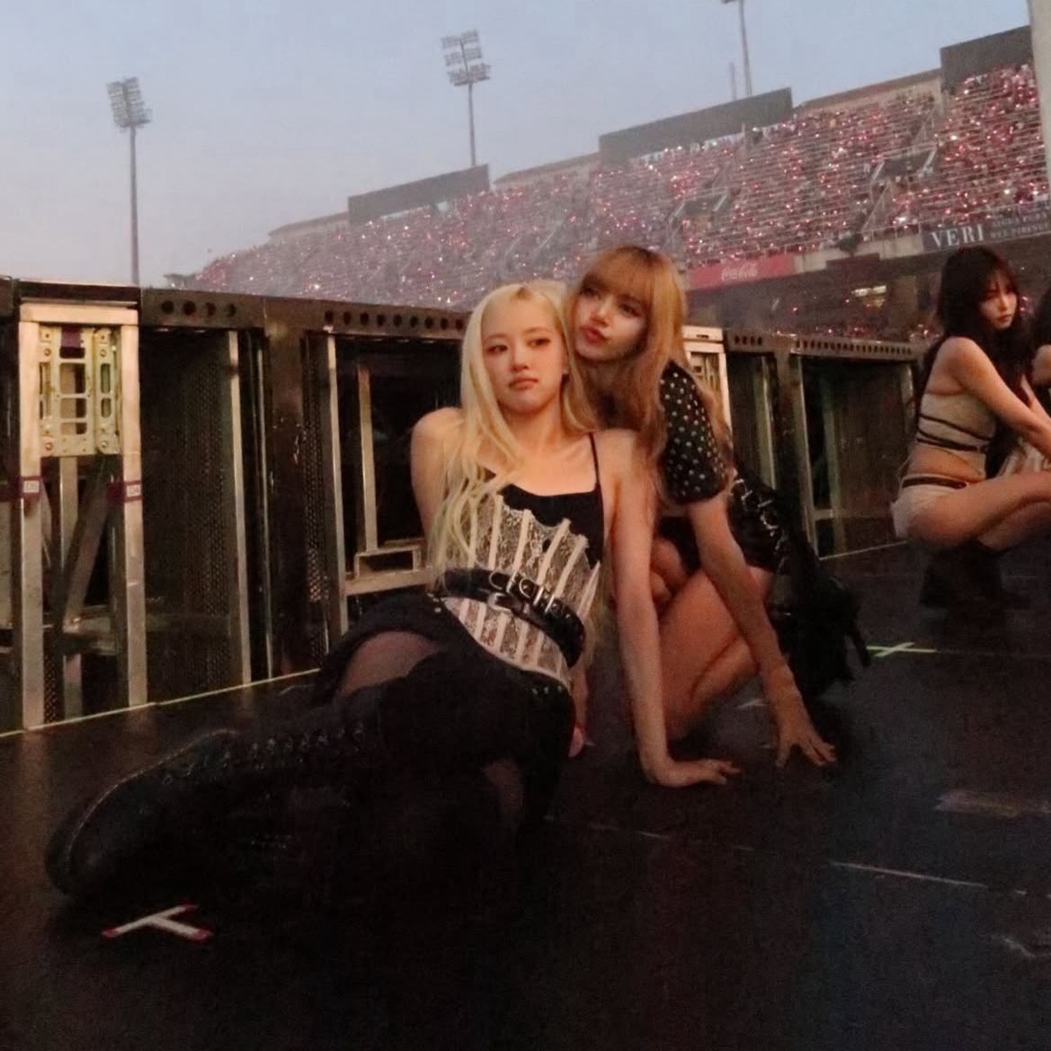 chaevssy's tweet photo. MY CHAELISA 😭😭😭😭 https://t.co/8CXWZBj4AT