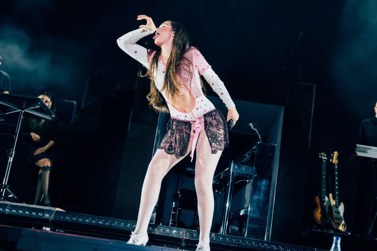 Anakiin15's tweet photo. https://t.co/5kQlLJOOJG
Lo de Amaia, es casi inexplicable. ¿Cómo es posible ver tantas veces el mismo show y que cada vez te guste más? Al igual que en los mejores discos, te vas dando cuentas de los pequeños detalles, o de momentos que no recordabas con tanta belleza https://t.co/4KyydVZgT9