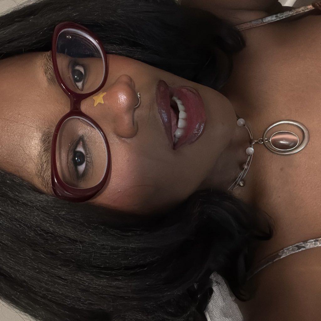 owotmilk's tweet image. me and my twin 𓆝 𓆟 𓆞 #tawogselcaday #darwin