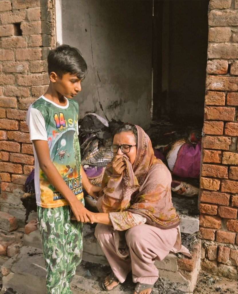 Zulfippp1's tweet image. جڑانوالا یاد اپ کو؟
آج مذھبی غنڈے ٹرینڈ چلا رہے یہ تصویر تھپڑ ہے ان کے منہ پر 
👇👇
یہ بچہ جو یوم آزادی منانے کے لئے خریدا ہوا سوٹ پہنے کھڑا ہے اسے آزادی سے کیا ملا ہے؟ جلا ہوا، برباد ہو چکا گھر اور روتی ہوئی ماں۔۔۔
 ہم زندہ نہیں بے حس اور ظالم قوم ہیں۔۔۔

#church #Jaranwala