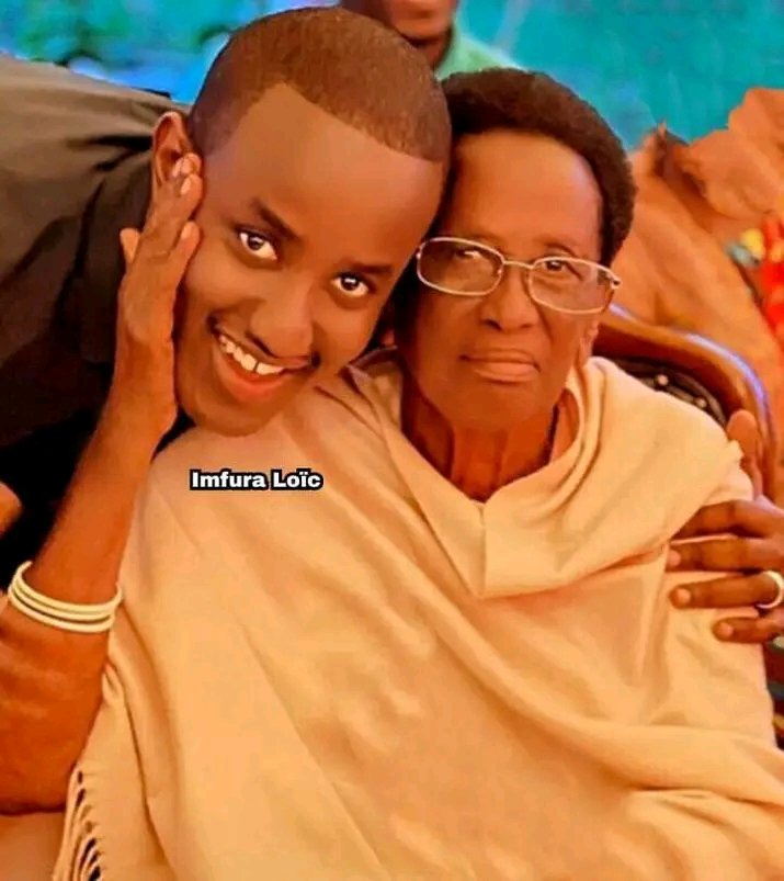 #ImfuraZURwanda💝💝
Iburyo,uyu mubyeyi mwiza w'imfura ni Umuhakazi cyane✊🏾Catherine Mukandirima💝Nyina w'intwari y'ikirenga y'u Rwanda✊🏾🇷🇼Inkotanyi y'IGIHANGANGE💪🏾duhora twibuka🙇🏾🕯Major General Gisa Fred Rwigema🕊✨💐

Ibumoso ni Umunyiginya cyane w'Umuganzu✊🏾Chris Kayoshe