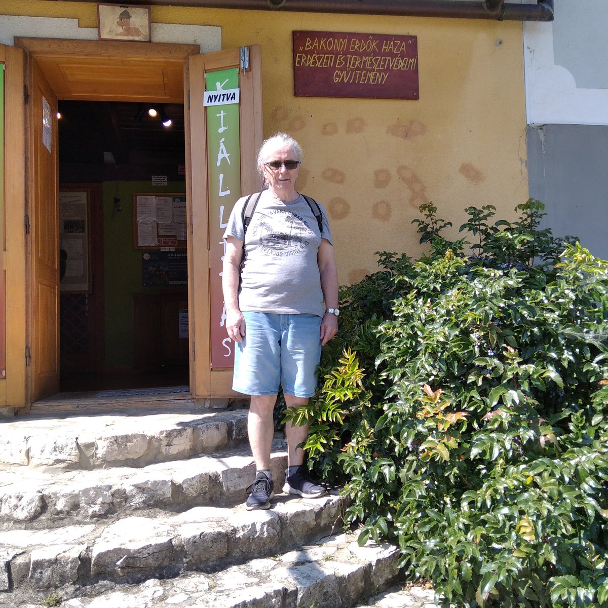 any54's tweet image. Mi ugyan nem jutottunk el a Balcsiig,és nem mentünk fel a Somlóra sem,de azért a Bakony 1-2 részét láttuk tegnap.Bakonybél,Erdők háza,Csillagda,Monostor,és 1 cica.Csodajó Délután Bakonyszentlászló,Cuha völgye.A patakon száraz lábbal keltünk át, most éppen ki van száradva.