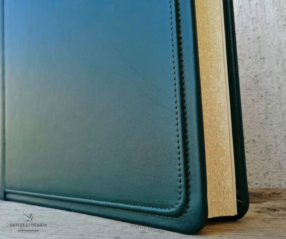 GiovelliDesign's tweet photo. 🖤 Eleganza classica, pagine ampie e qualità artigianale: un album che dura nel tempo e custodisce emozioni autentiche. 💌 Spedizione internazionale disponibile! Ordina ora su https://t.co/enfger6ZoB 🌍 #MemoryAlbum #HandmadeElegance https://t.co/Ai8FEr0vfJ