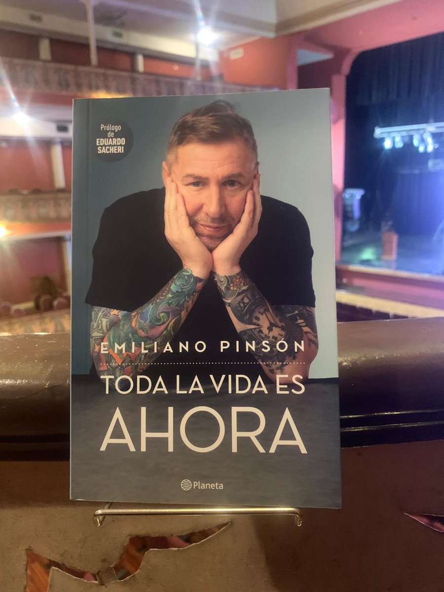 Ya está a la venta en las librerías más importantes del país y en la web planetalibros . "Toda la vida es ahora" no es un libro sobre mi patología solamente, sino como atravesar los problemas y seguir de pie. Es un libro que no te va a curar pero te dará herramientas propias para