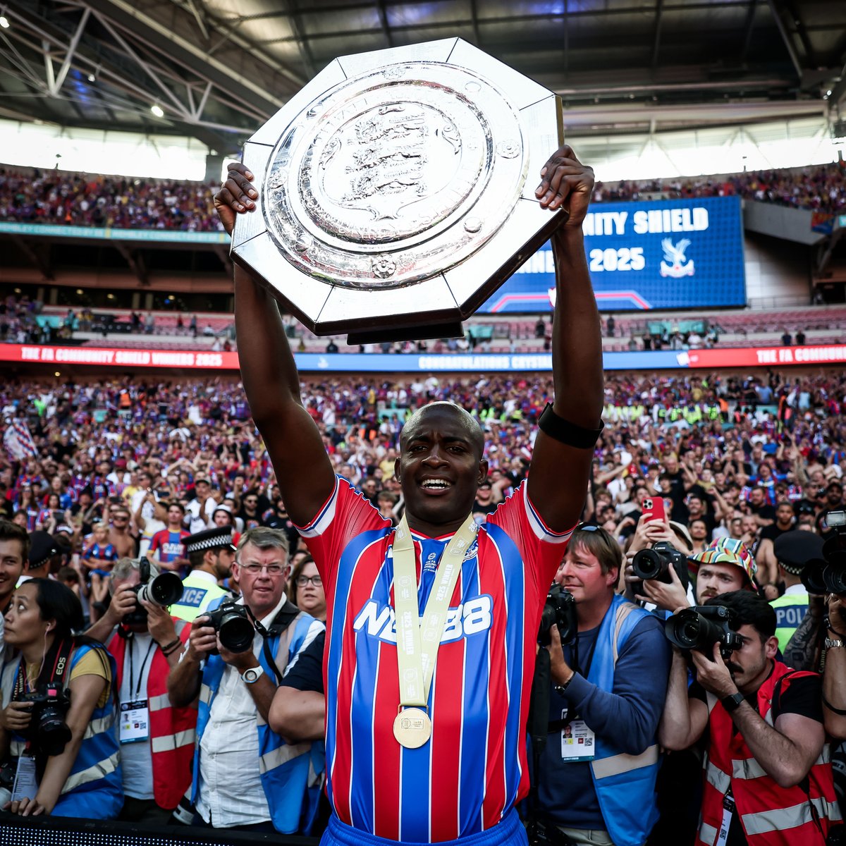 brfootball's tweet photo. Crystal Palace lift their first Community Shield 🎉 https://t.co/PB9naUNoeY