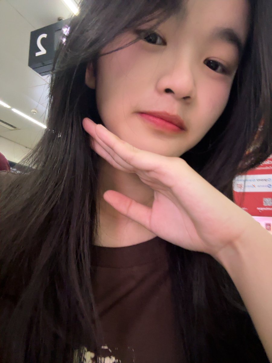 CErine_JKT48's tweet photo. pakai baju baru merasa kalcer nyampe mentok DOR banget https://t.co/Pj0WwtZhk9