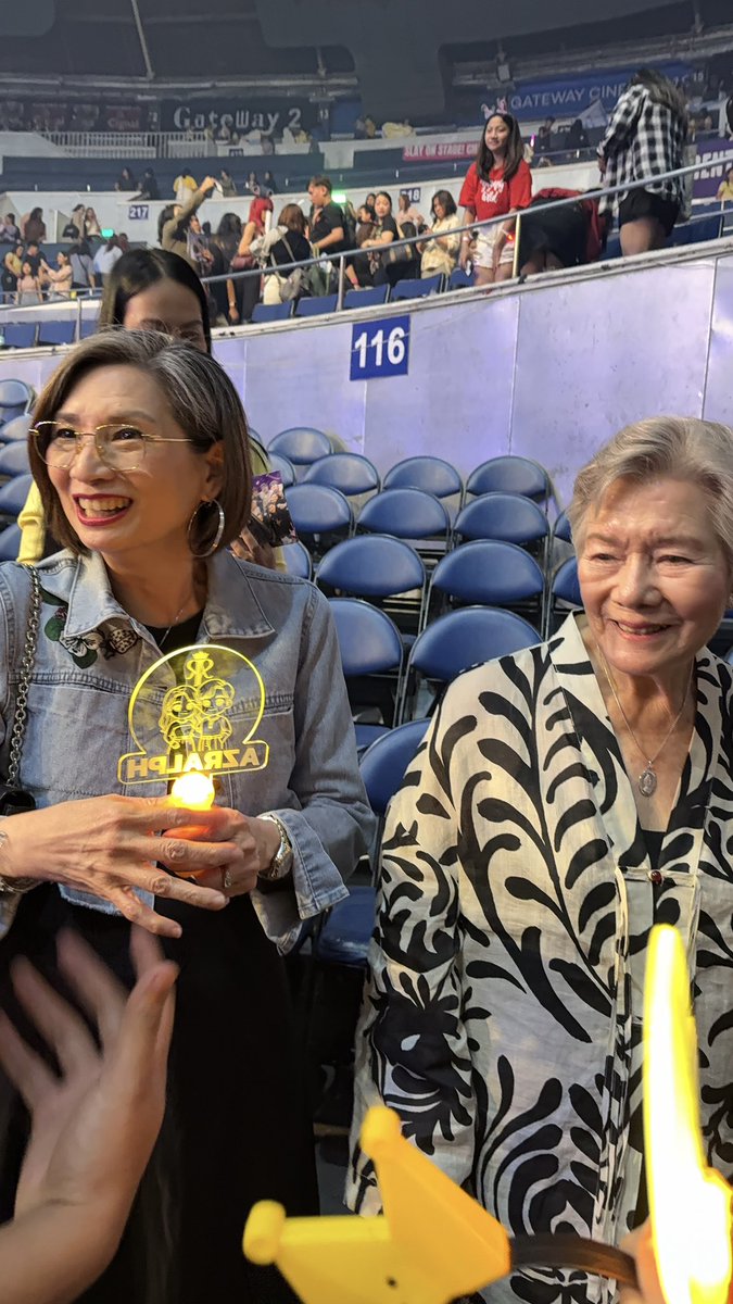 AzRalphOFC's tweet photo. Tita Nini appreciating all the Razzles. Worth the time and energy, guys! 

His parents must be so proud of him.

AZRALPH LIGHTSUP THEBIGDOME https://t.co/szSRGHQ7Ji