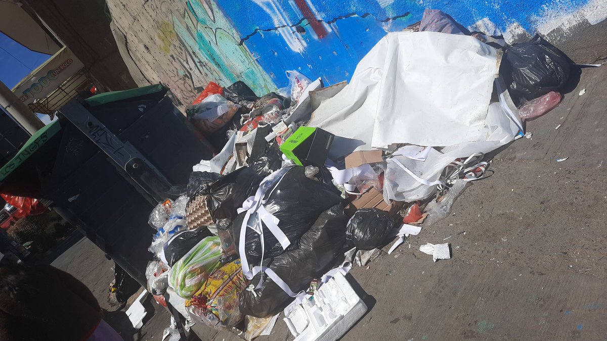 nancyvago's tweet photo. Por montones la basura en varios lugares de #LaPaz 
Miren esto... 👇👇¡Terrible! https://t.co/nKo2Jv0H7e