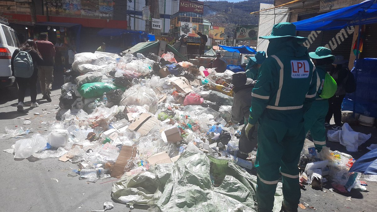 nancyvago's tweet photo. Por montones la basura en varios lugares de #LaPaz 
Miren esto... 👇👇¡Terrible! https://t.co/nKo2Jv0H7e