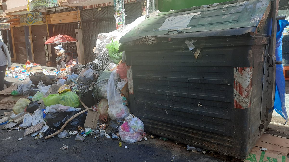 nancyvago's tweet photo. Por montones la basura en varios lugares de #LaPaz 
Miren esto... 👇👇¡Terrible! https://t.co/nKo2Jv0H7e