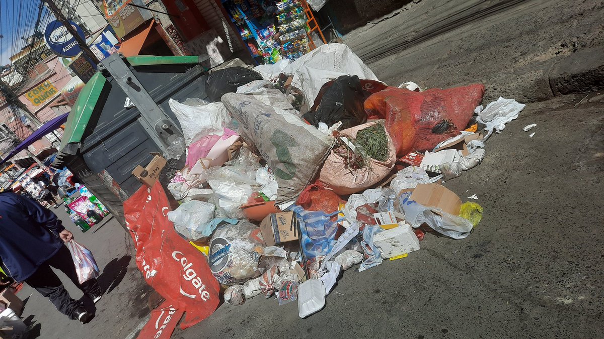 nancyvago's tweet photo. Por montones la basura en varios lugares de #LaPaz 
Miren esto... 👇👇¡Terrible! https://t.co/nKo2Jv0H7e