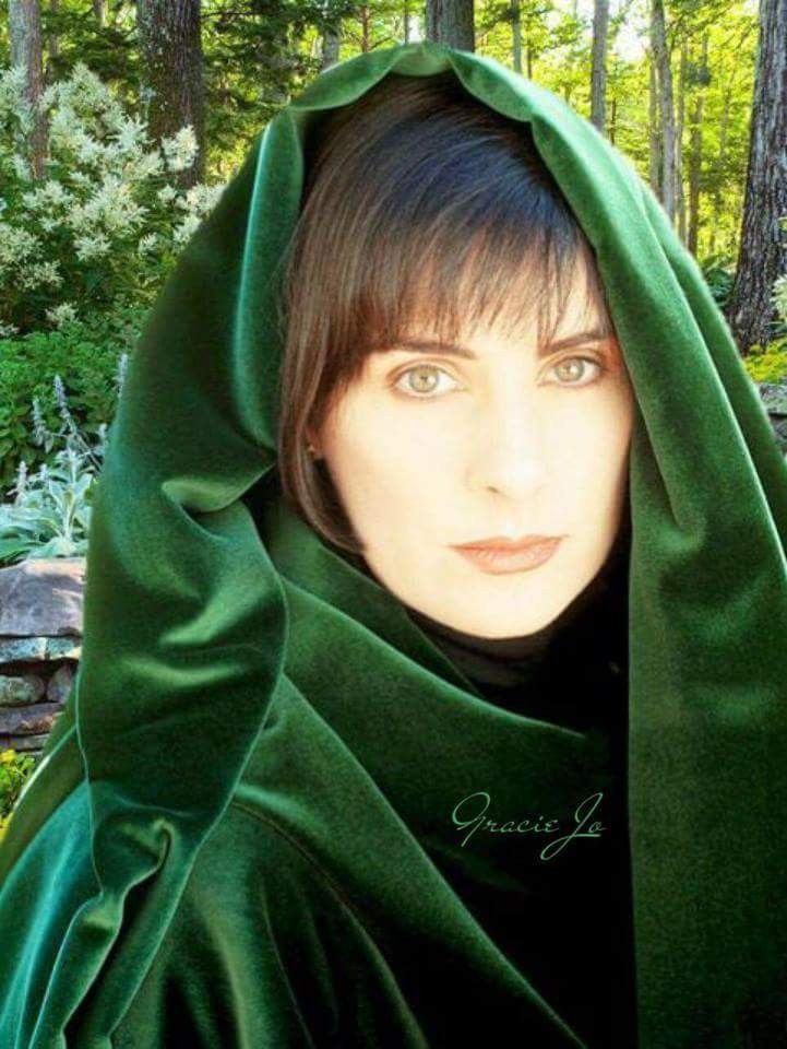 LatidosDePasion's tweet image. 𖤓 Una mansión junto al mar, puertas cerradas al mundo y una voz que parecía venir de otro REINO…

🔹 Vendió 100 millones de discos.
🔹 NUNCA salió de gira.
🔹 Vive aislada en un castillo.

Descubre la historia  de Enya, la artista más ENIGMÁTICA de la música moderna.

👇🧵