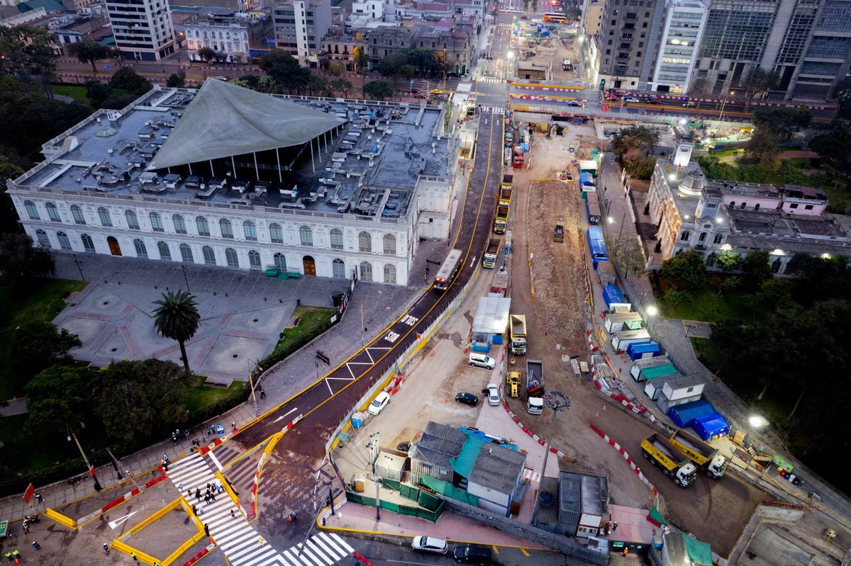 Hemos reabierto un carril en ambos sentidos en la av. Paseo Colón, en el tramo av. Garcilaso y plaza Grau, para el paso de buses del Corredor morado. Logramos esta acción después de 13 meses de trabajos de construcción de la Estación Central de la Línea 2 y de rescate