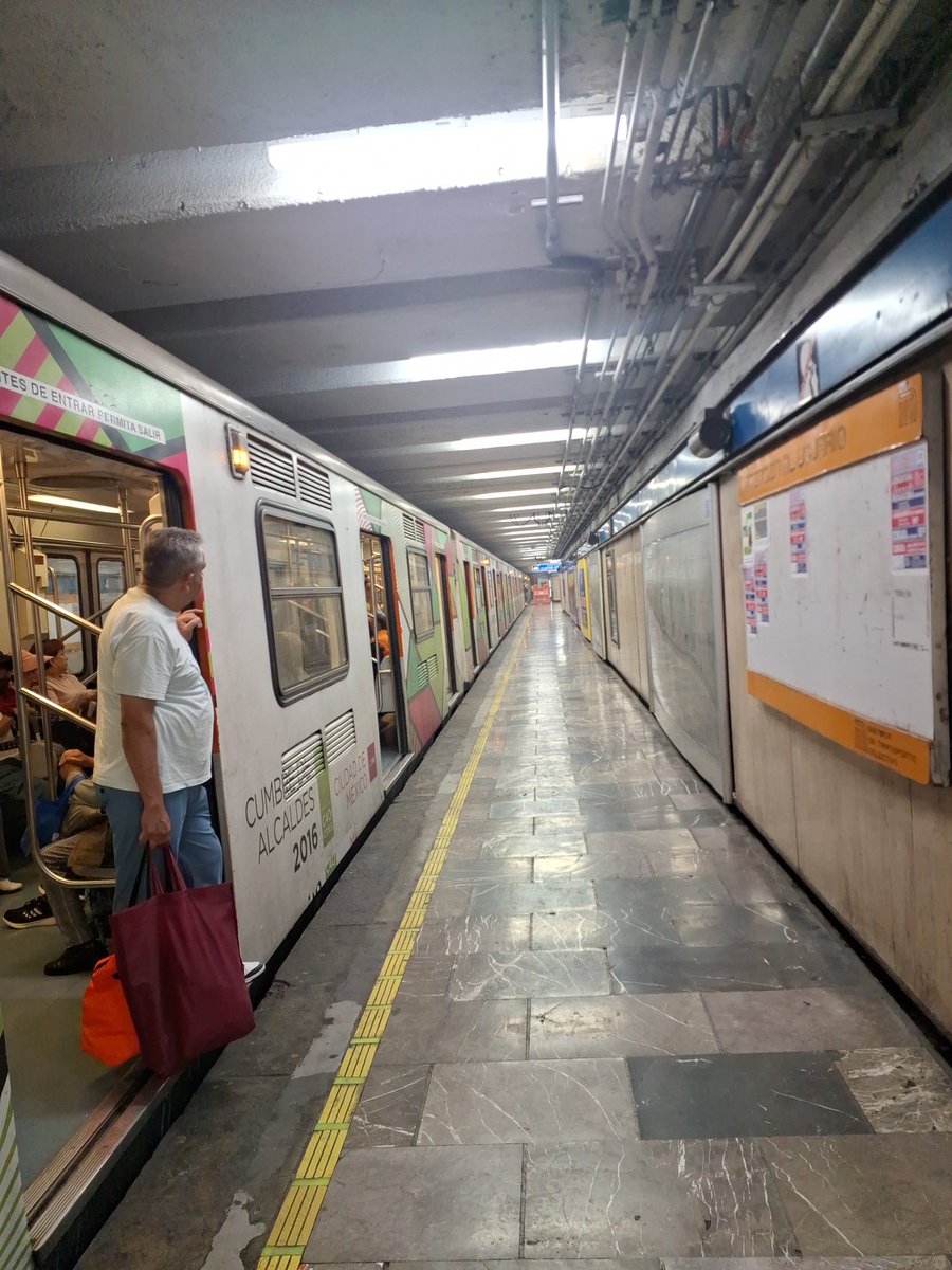 DannyboyDDG's tweet photo. @MetroCDMX en la estación Allende línea 2, el metro se paro, y sale humo del inicio, sabrán qué pasa? https://t.co/USjlticGed