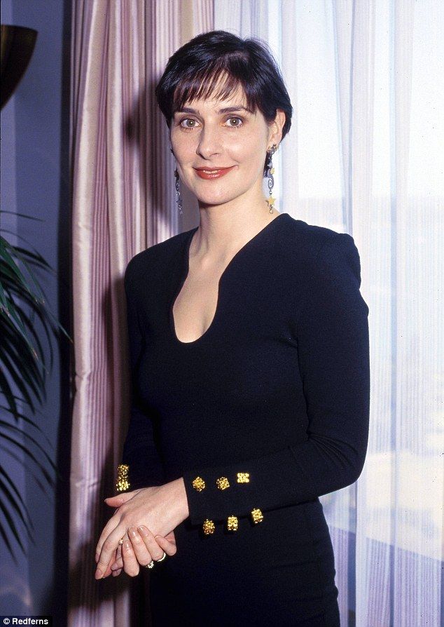 LatidosDePasion's tweet photo. 𖤓 Enya es la artista solista irlandesa que más discos ha vendido: cerca de 100 millones en todo el planeta. 

Solo U2 la supera como exportadora musical de Irlanda. 

Su fortuna se estima en más de 100 millones de euros. https://t.co/crPfktVQ8r