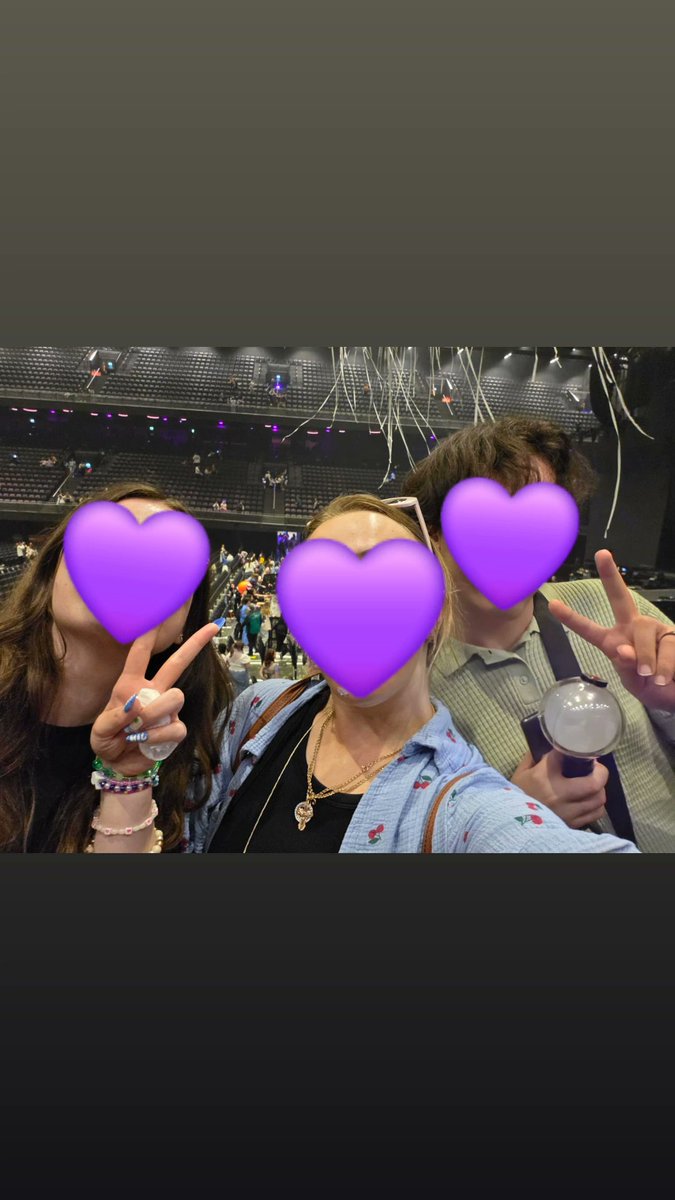 Sitting next to army twitter elite <a href="/btslinkita/">BTS LINK⁷</a> at yesterday's Jin concert was not on our bingo card for 2025 <a href="/Moredrama02/">Jiminito🐥</a> #RUNSEOKJIN_epTOUR #RUNSEOKJIN_epTOUR_AMSTERDAM_D1
