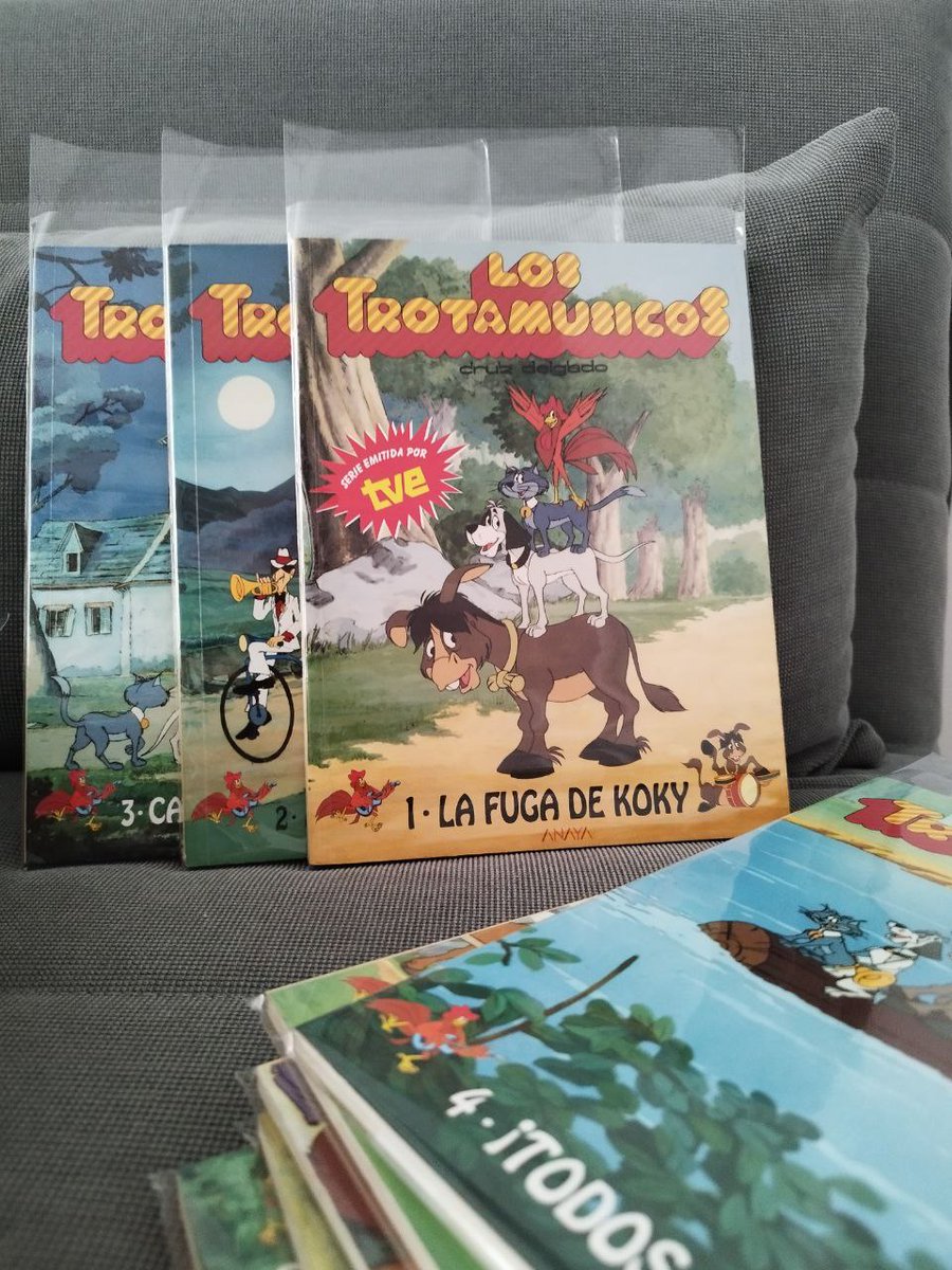 ¿Es o no es el mejor p*** regalo de cumpleaños que puede recibir un nostálgico de 41 tacos? Gracias <a href="/BeaBeinha/">Beinha</a>. Nunca pensé que un regalo podría hacerme llorar.
#trotamusicos #nostalgia #seriesespañolas #seriesdelos80 #recuerdosdeinfancia