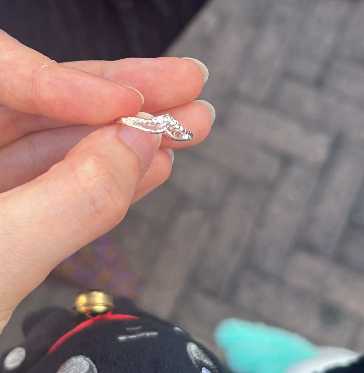 btselm's tweet image. anyone lost their ring @ ziggo Amsterdam while waiting for Jin in queue?!?
#ring #ziggo #lost #jin