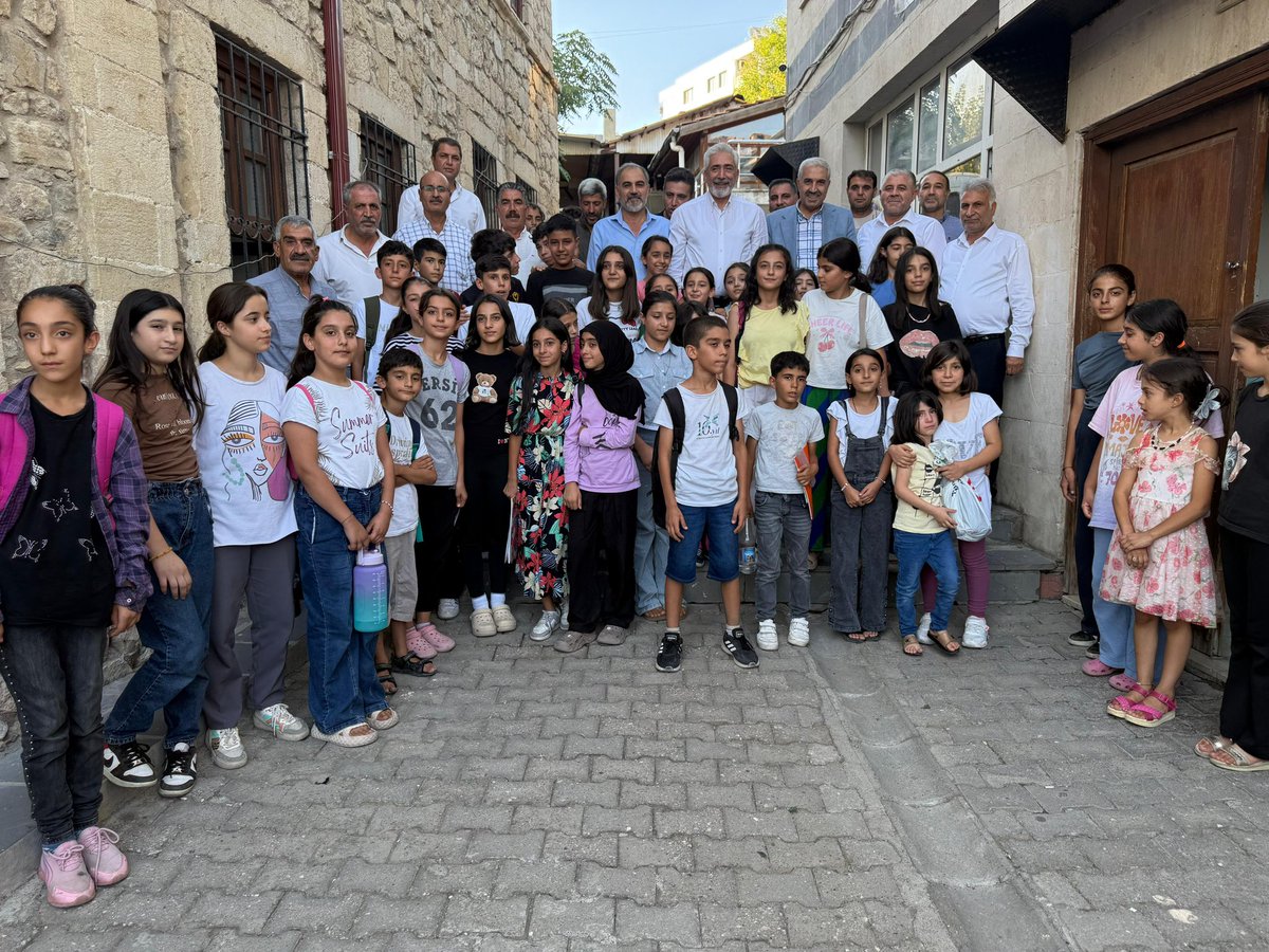 Diyarbakır Milletvekilimiz Sayın Mehmet Galip Ensarioğlu, Ergani İlçe Başkanımız Sayın Serdal Karadaş ve İl Başkan Yardımcımız Sayın Abdurrahim Ay ile birlikte, TÜGVA’da yaz kursu gören öğrencilerimizi ziyaret ettik. Misafirperverliklerinden dolayı TÜGVA’daki değerli