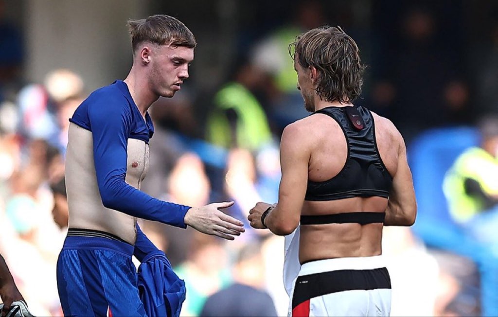 BlueRaven047's tweet photo. BREAKING: Luka Modric becomes the first player to beg for Chelsea’s gold badge kit, and Cole Palmer had to make his wish come through 
#CHEACM https://t.co/KQOpTPLssn